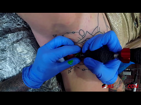 ❤️ Keçika pir tattookirî Sully Savage tattooek li ser klîtorê xwe kir. Kalîteya seksê li ku.xxxtophd.ru ❌