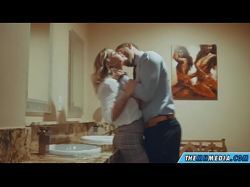 ❤️ Gava ku blondeyek busty we di nav hewşek gelemperî de dixapîne Kalîteya seksê li ku.xxxtophd.ru ❌